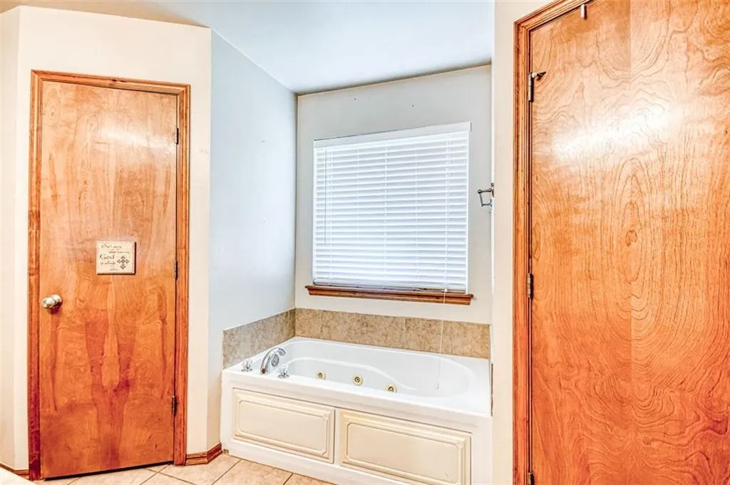 Photo 14 — 1708 Meadow Run Drive, Oklahoma City, OK 73160