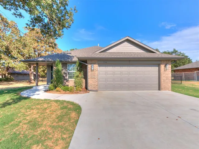 Photo 2 — 796 Harrison Street, Harrah, OK 73045