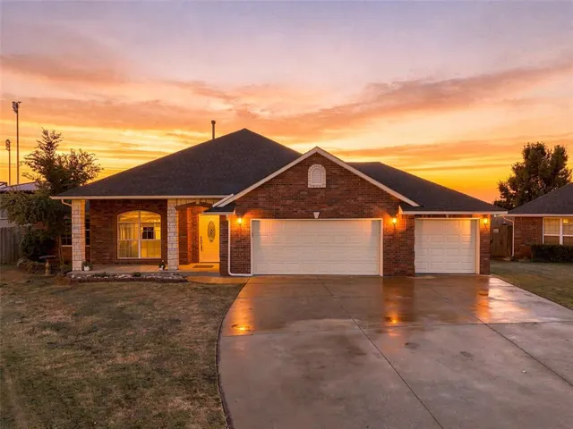 Photo 2 — 1280 Douglas Circle, Noble, OK 73068