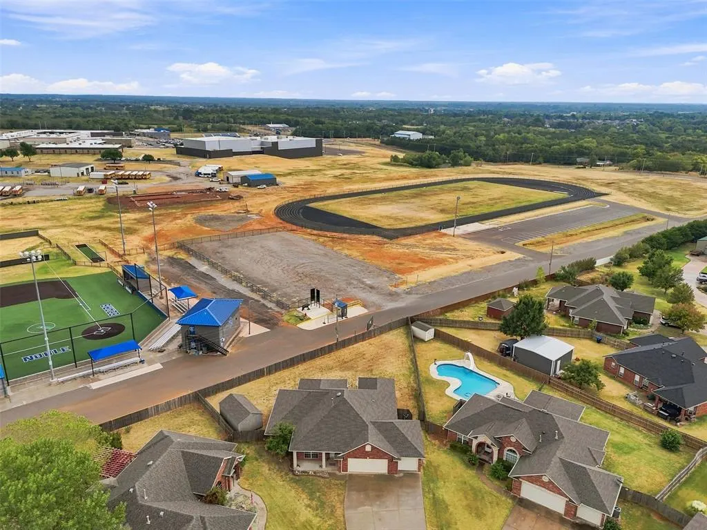 Photo 3 — 1280 Douglas Circle, Noble, OK 73068
