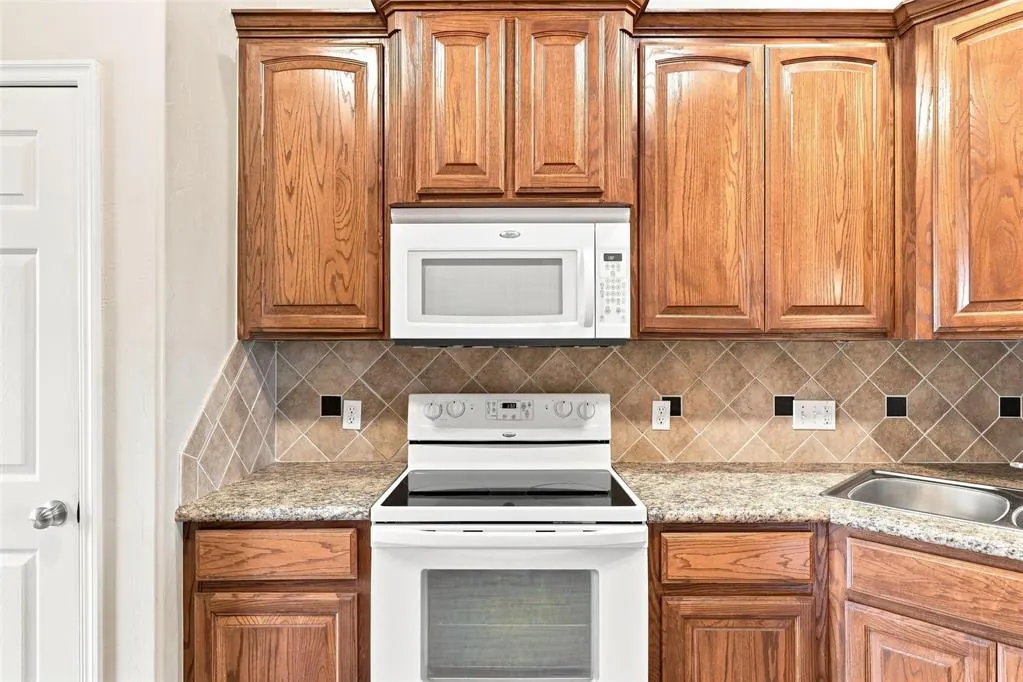 Photo 12 — 1280 Douglas Circle, Noble, OK 73068
