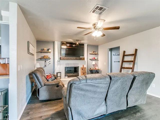 Photo 2 — 392 Echo Lane, Harrah, OK 73045