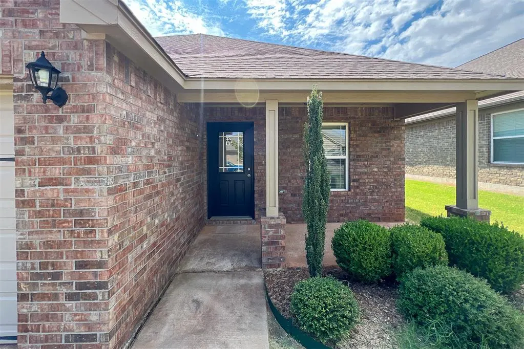 Photo 2 — 412 Nathan Way, Yukon, OK 73099