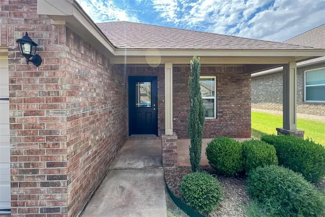 Photo 2 — 412 Nathan Way, Yukon, OK 73099