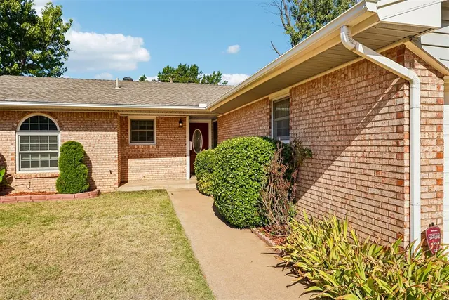 Photo 2 — 2629 N Markwell Avenue, Bethany, OK 73008