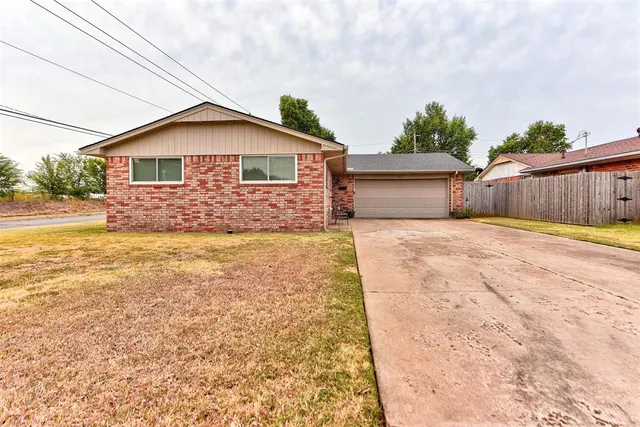 Photo 3 — 201 Holbrook Drive, El Reno, OK 73036