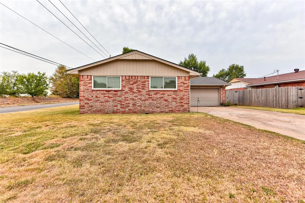 Photo 4 — 201 Holbrook Drive, El Reno, OK 73036