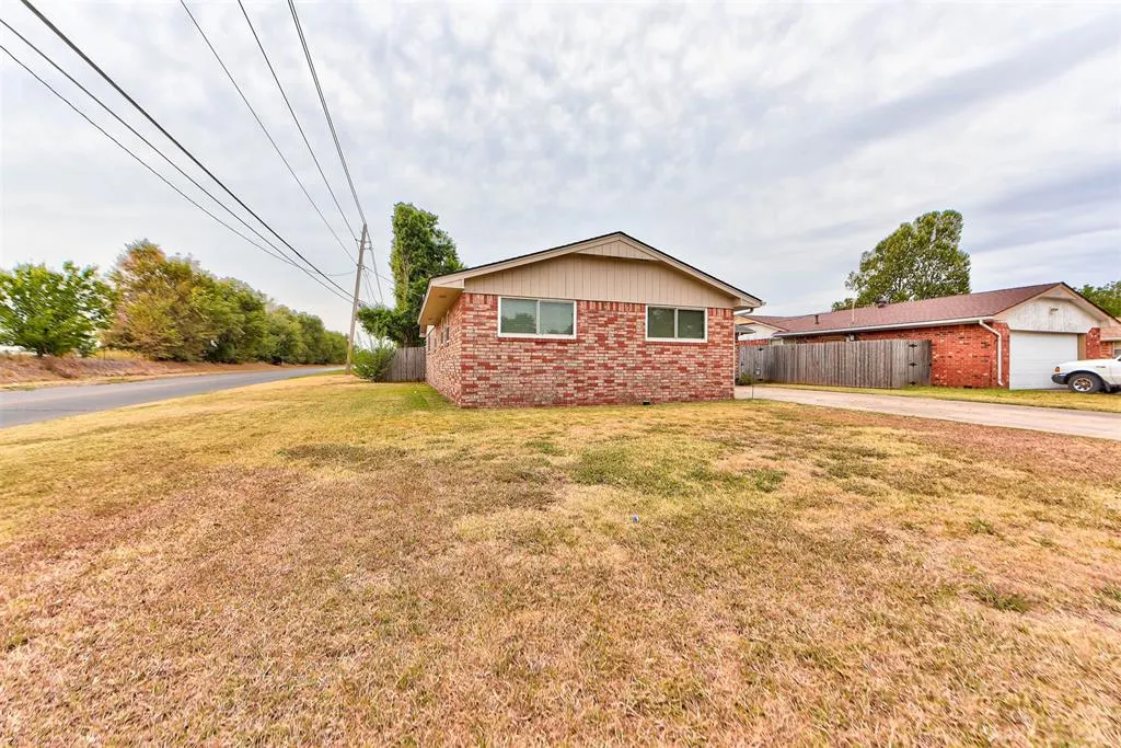 Photo 5 — 201 Holbrook Drive, El Reno, OK 73036