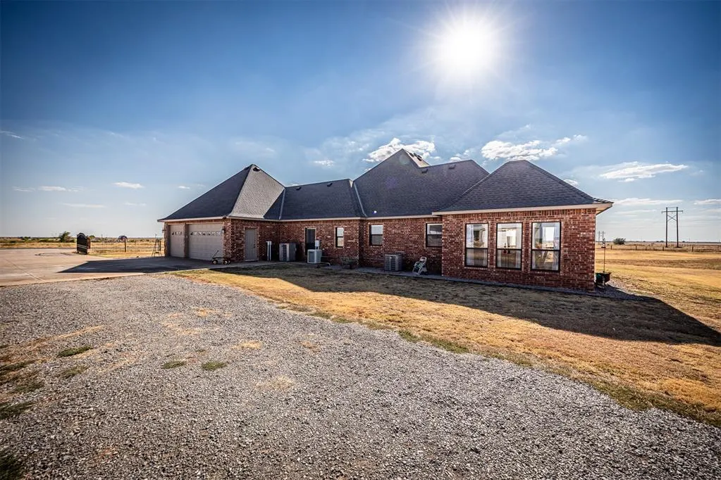 Photo 7 — 203 Soleil Drive, Walters, OK 73527