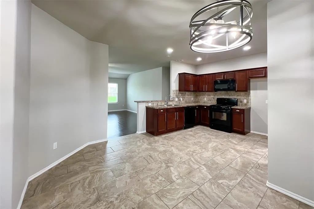 Photo 6 — 2901 Cider Mill Lane, Yukon, OK 73099