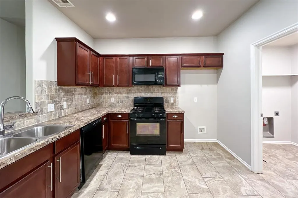 Photo 7 — 2901 Cider Mill Lane, Yukon, OK 73099