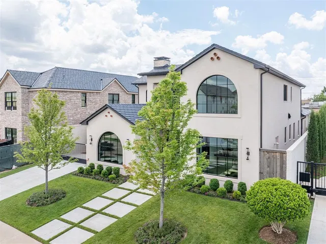 Photo 2 — 1112 Cumberland Court, Nichols Hills, OK 73116