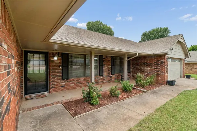 Photo 2 — 2013 Bella Vista Drive, Edmond, OK 73013