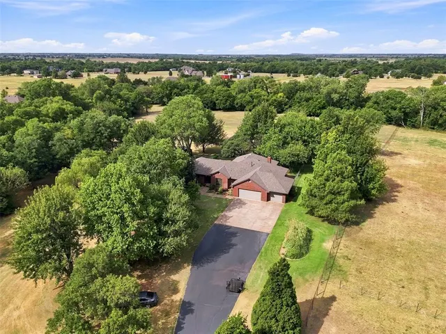 Photo 2 — 801 Cameron Drive, Yukon, OK 73099
