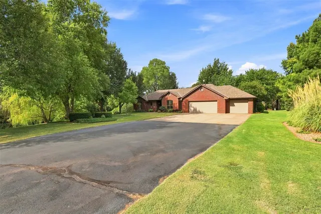 Photo 6 — 801 Cameron Drive, Yukon, OK 73099