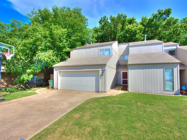 Photo 2 — 1404 Mary Lee Lane, Edmond, OK 73034
