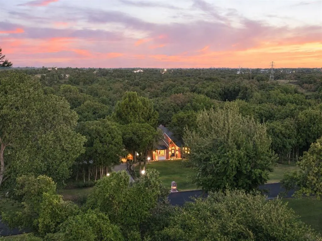 Photo 2 — 9216 Oakmont Drive, Oklahoma City, OK 73131