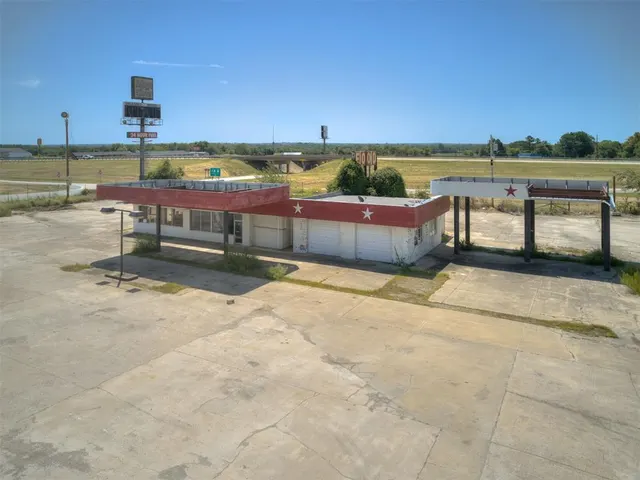 Photo 2 — 9952 Hornbeam Road, Henryetta, OK 74437