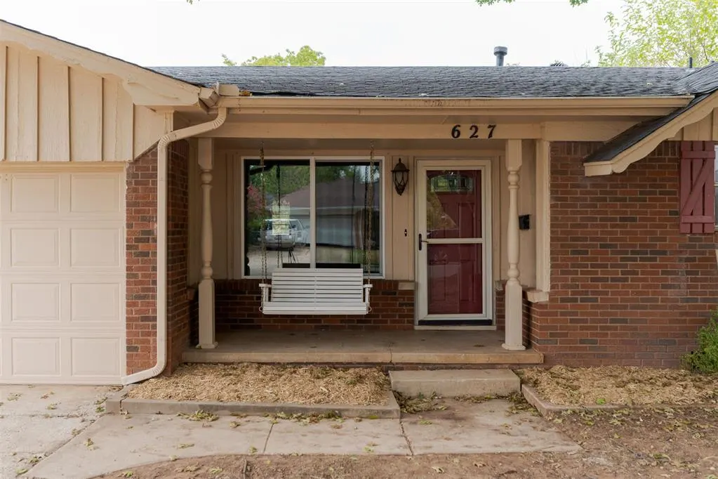 Photo 2 — 627 Ridgecrest Road, Edmond, OK 73013