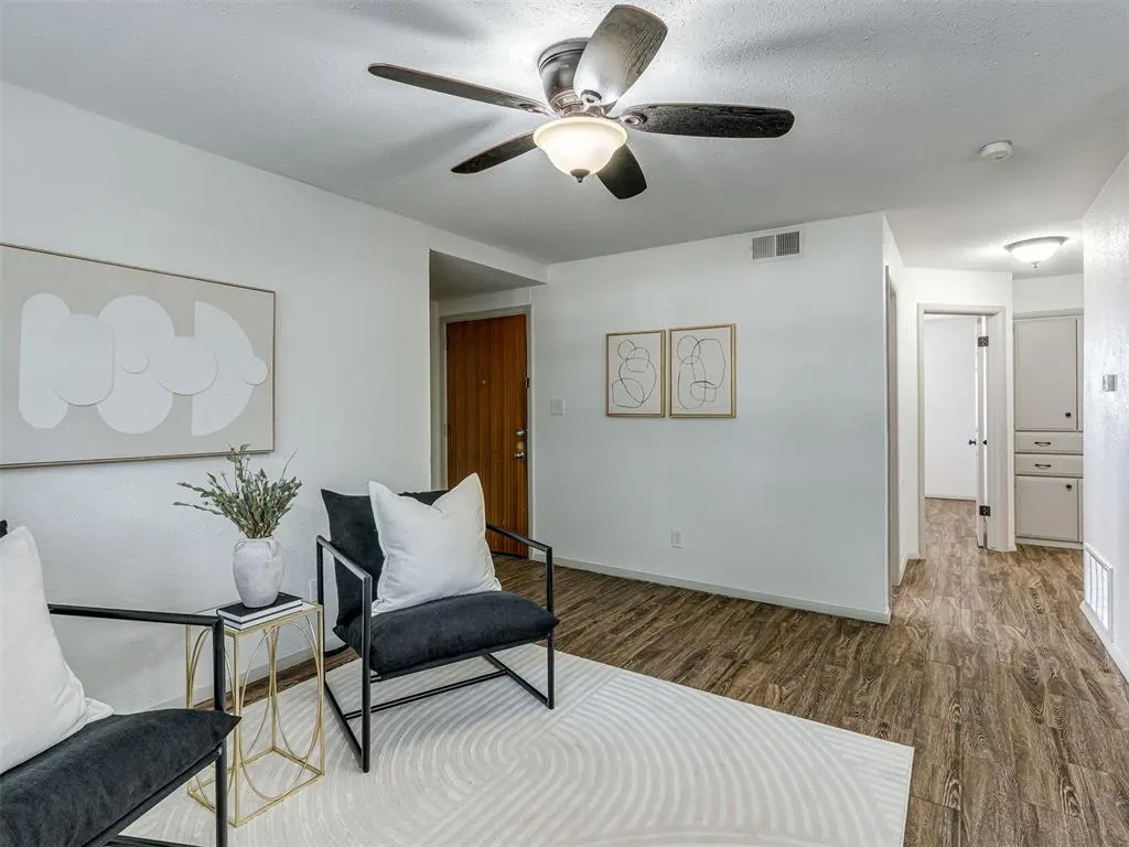 Photo 4 — 105 Woods Avenue, Moore, OK 73160