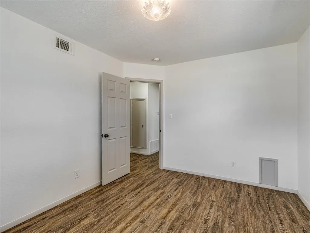 Photo 13 — 105 Woods Avenue, Moore, OK 73160