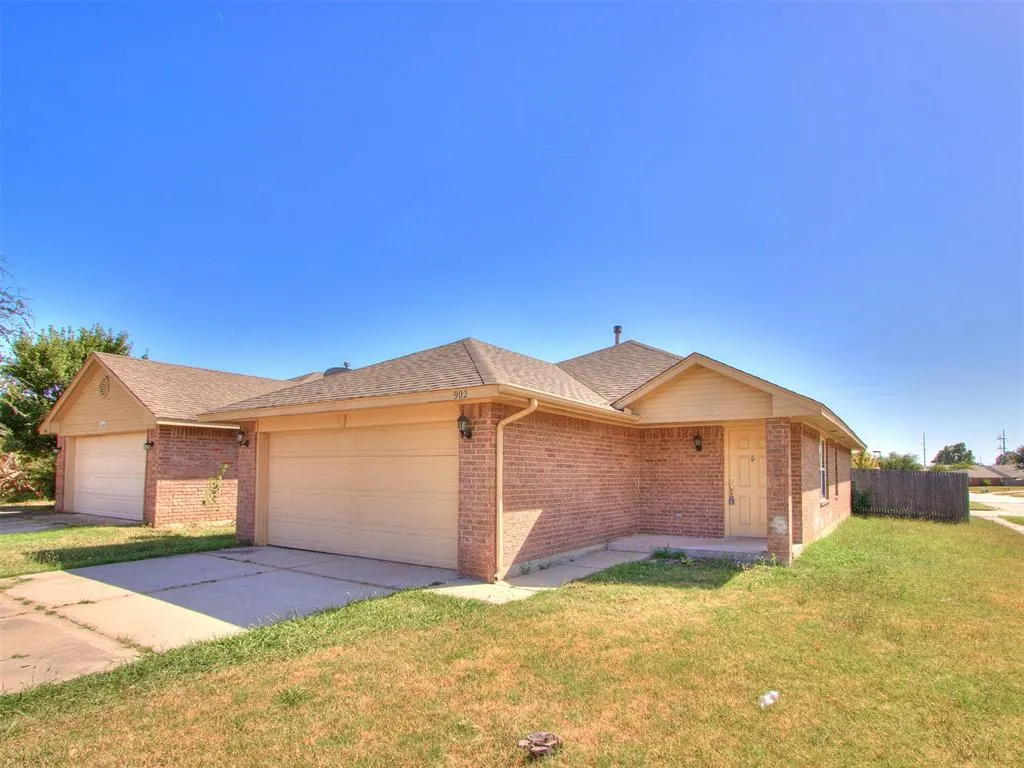 Front exterior — 902 Beaumont Square, Norman, OK 73071