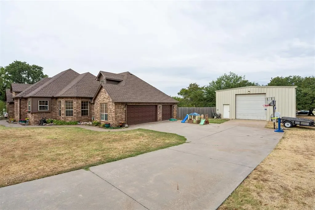 Front exterior — 825 Liveoak Lane, Blanchard, OK 73010