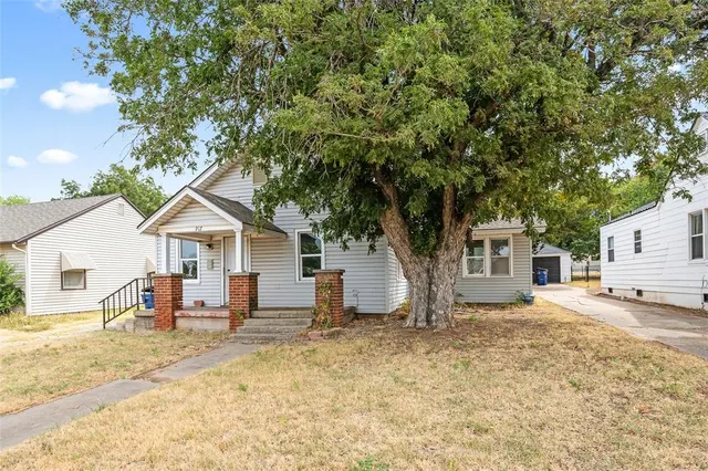 Photo 2 — 917 S Reno Avenue, El Reno, OK 73036