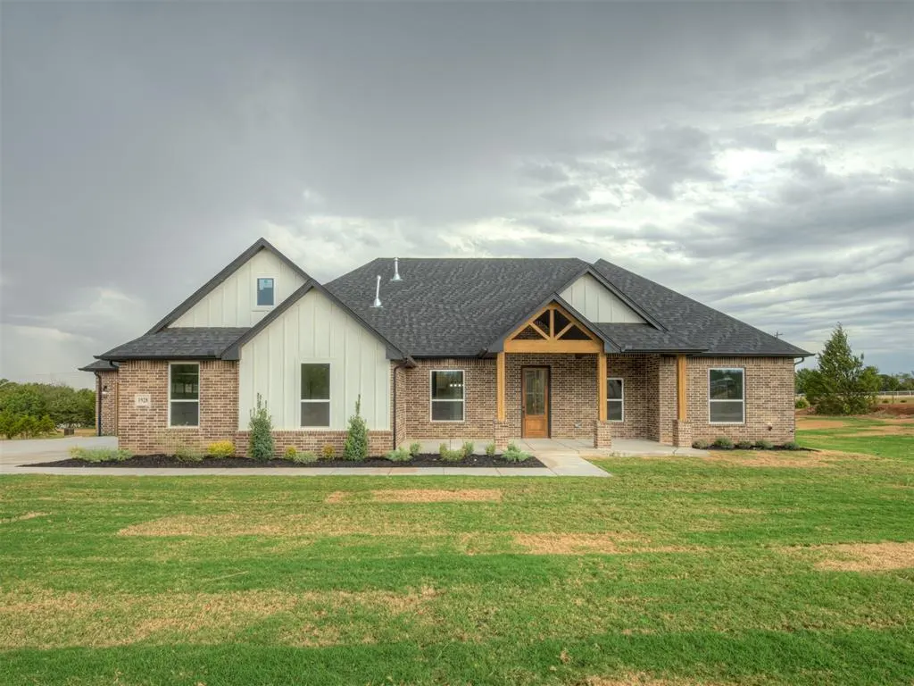 Front exterior — 1928 Valerie's Drive, Guthrie, OK 73044