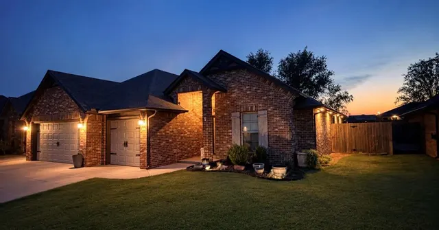 Photo 2 — 2201 Sycamore Creek Avenue, Yukon, OK 73099