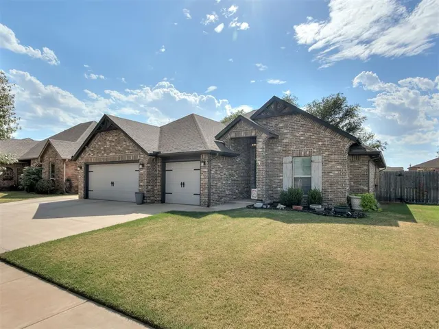 Photo 3 — 2201 Sycamore Creek Avenue, Yukon, OK 73099