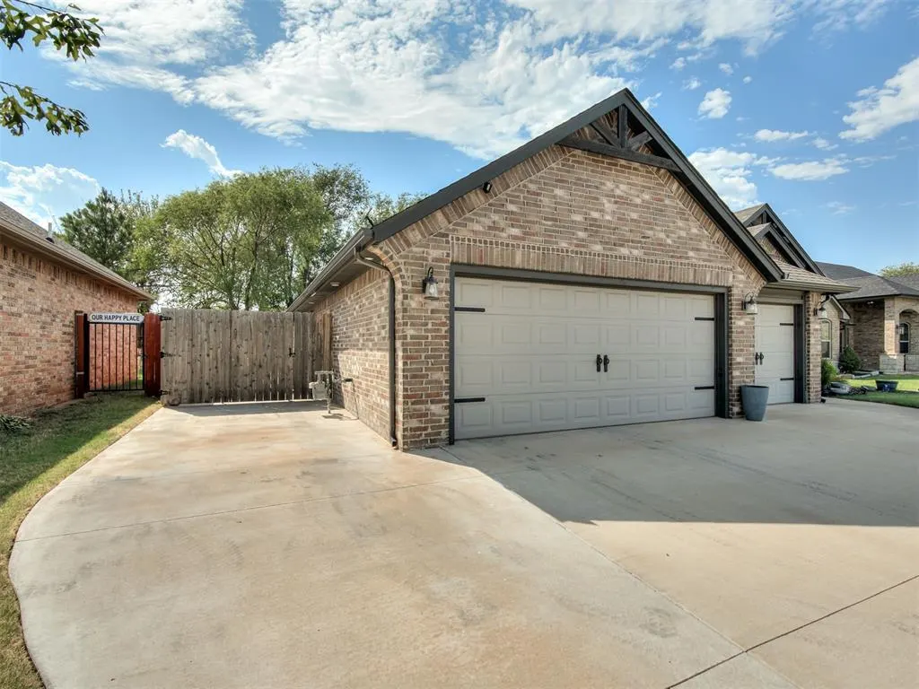 Photo 4 — 2201 Sycamore Creek Avenue, Yukon, OK 73099