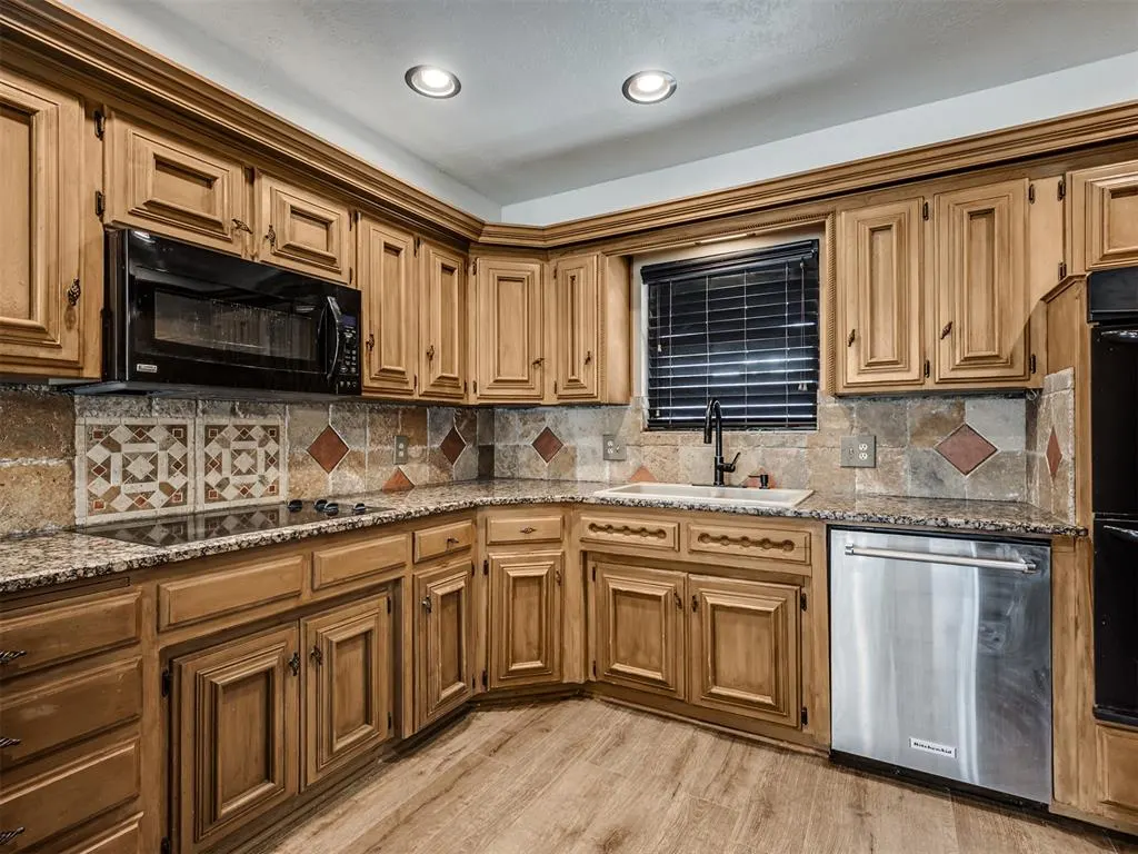 Photo 9 — 8225 Canna Lane, Oklahoma City, OK 73132