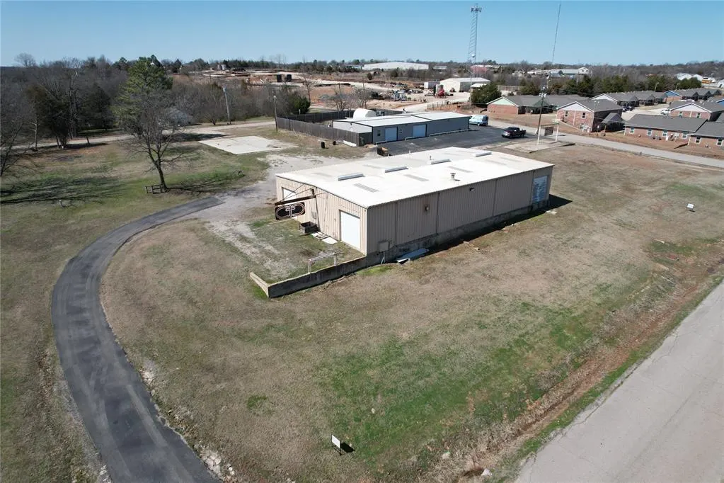 Photo 3 — 919 W Broadway Avenue, Seminole, OK 74868
