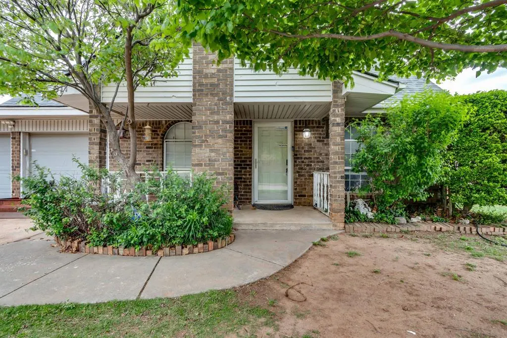 Front exterior — 611 Linda Lane, Yukon, OK 73099