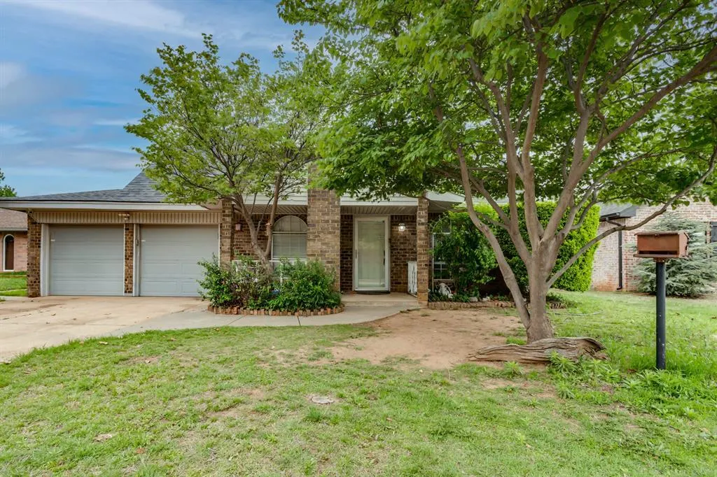 Photo 2 — 611 Linda Lane, Yukon, OK 73099
