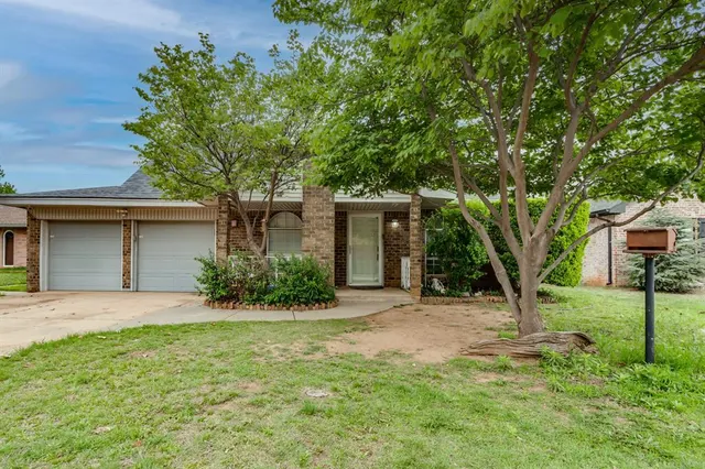 Photo 2 — 611 Linda Lane, Yukon, OK 73099