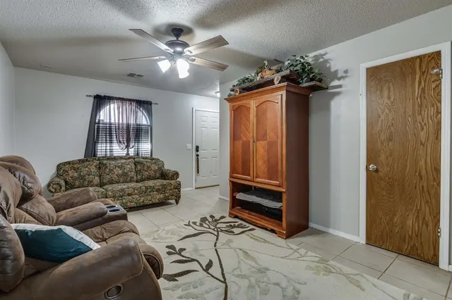 Photo 5 — 611 Linda Lane, Yukon, OK 73099