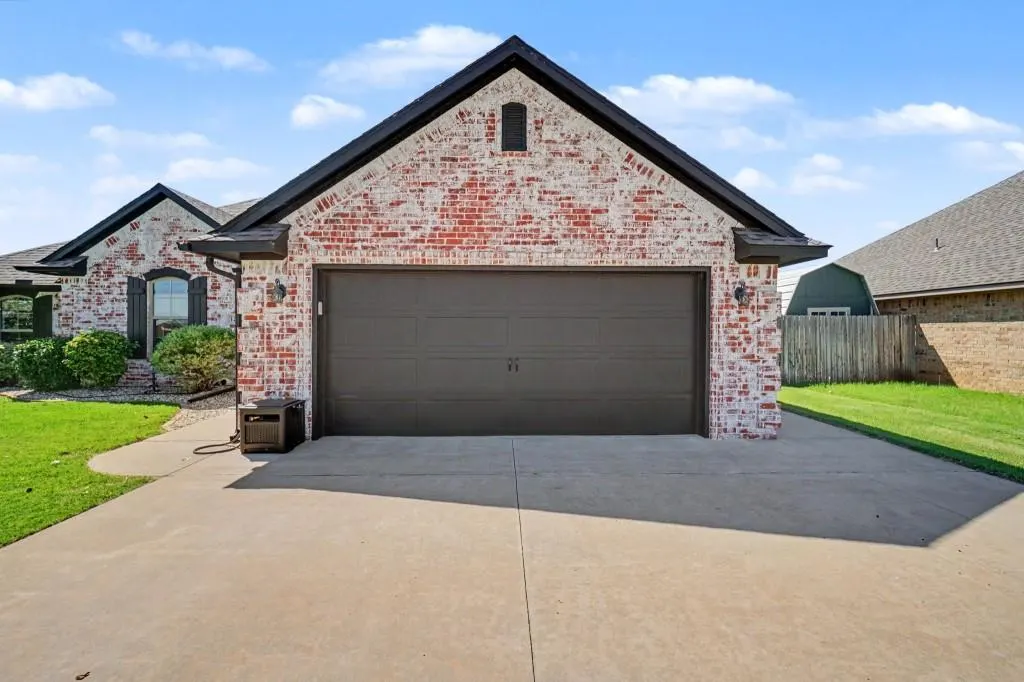 Photo 2 — 1212 Northridge Boulevard, Altus, OK 73521