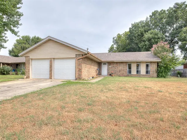 Front exterior — 1176 Robin Hood Lane, Norman, OK 73072