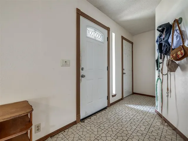 Photo 3 — 1176 Robin Hood Lane, Norman, OK 73072