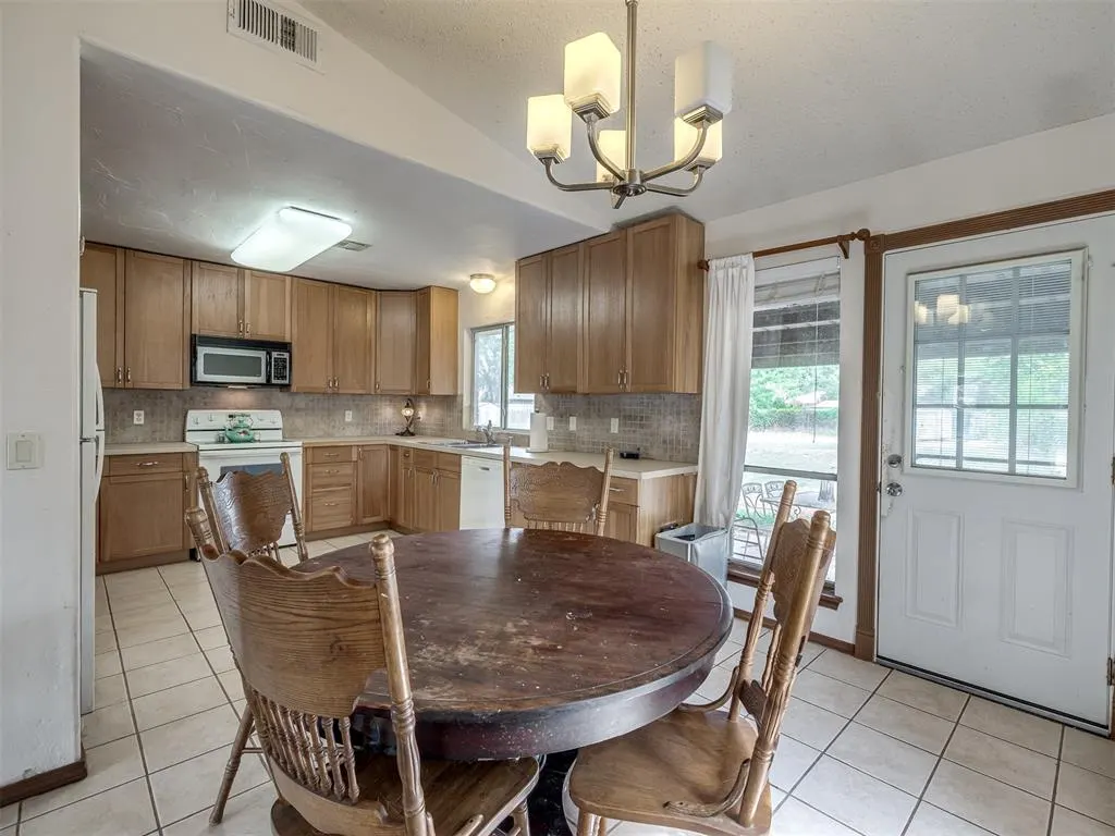 Photo 13 — 1176 Robin Hood Lane, Norman, OK 73072