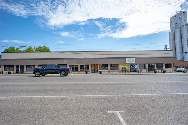 Photo 4 — 1950 Church Avenue, Harrah, OK 73045