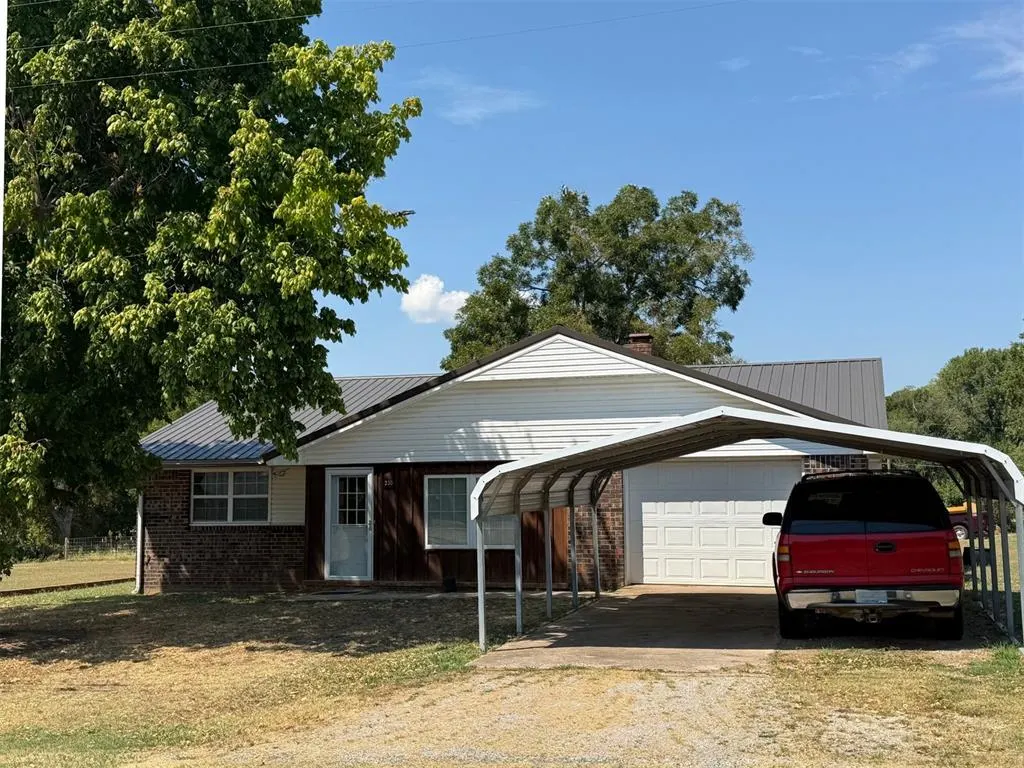 Front exterior — 230 N Pecan, Stratford, OK 74872