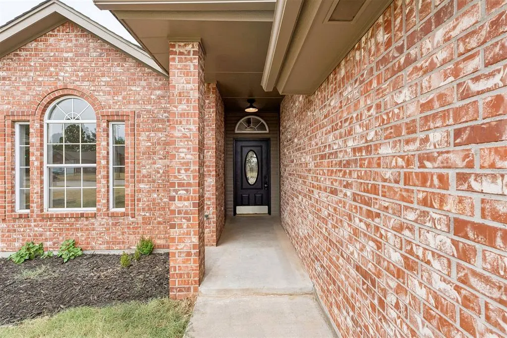 Photo 2 — 11933 NW 7th Street, Yukon, OK 73099