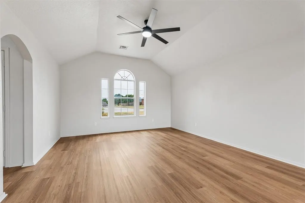 Photo 5 — 11933 NW 7th Street, Yukon, OK 73099