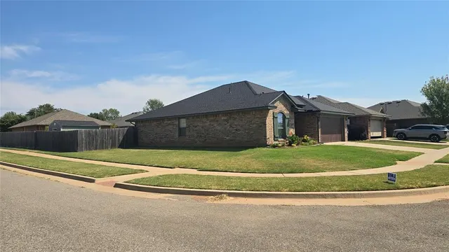 Photo 2 — 11809 SW 9th Street, Yukon, OK 73099