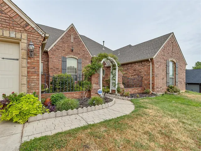 Photo 2 — 19605 Talavera Lane, Edmond, OK 73012