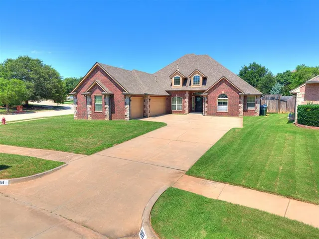Photo 2 — 601 Summit Bend, Norman, OK 73071