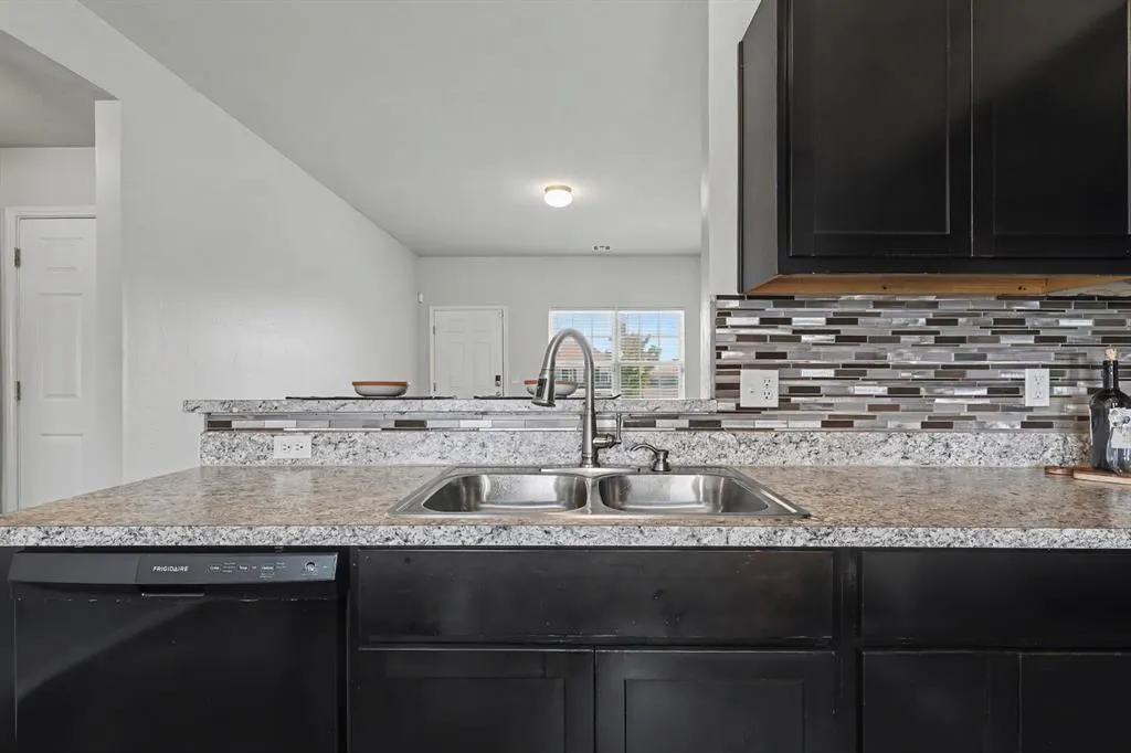 Photo 12 — 1007 N Deer Court Way, Mustang, OK 73064